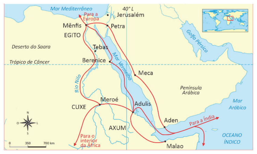 Mapa histórico do nordeste da África e da Península Arábica no século IV, mostrando rotas comerciais terrestres e marítimas indicadas por linhas vermelhas. As rotas conectam o Egito (Mênfis, Tebas, Berenice) à Europa pelo Mar Mediterrâneo, à Península Arábica (Petra, Meca, Aden), e aos reinos de Cuxe (Meroé) e Axum (Adulis), com ramificações marítimas pelo Mar Vermelho e Golfo Pérsico em direção à Índia e ao Oceano Índico, e rotas terrestres seguindo para o interior da África.