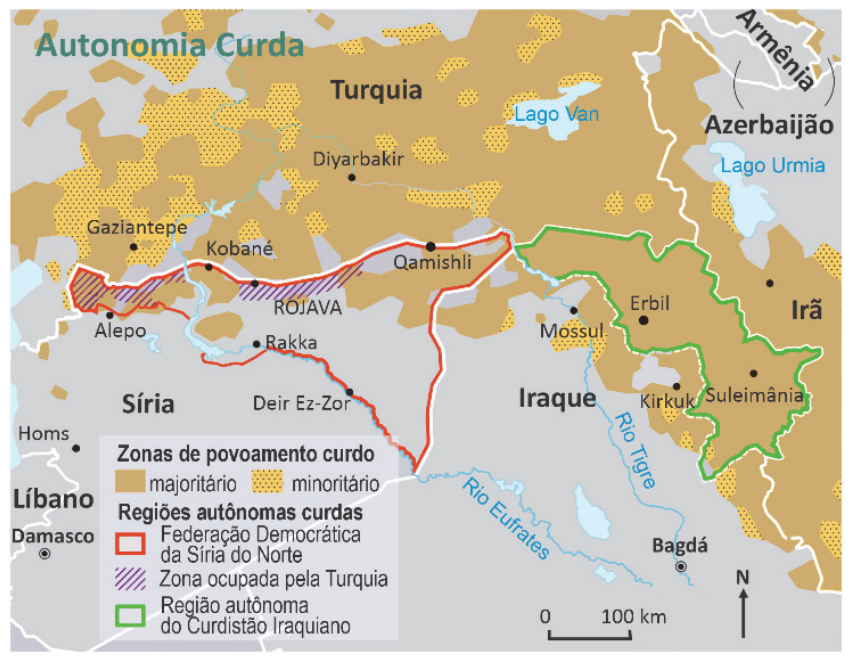 Mapa da região do Oriente Médio mostrando as zonas de povoamento curdo (majoritário e minoritário) e as regiões autônomas curdas (Federação Democrática da Síria do Norte, Zona ocupada pela Turquia e Região autônoma do Curdistão Iraquiano), distribuídas entre a Turquia, Síria, Iraque e Irã.