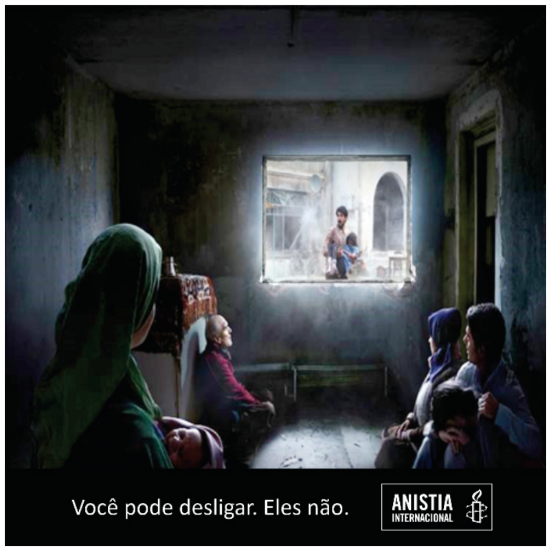 Peça publicitária da Anistia Internacional que mostra uma família em uma sala escura voltada para uma tela iluminada que exibe uma cena de conflito com um homem carregando uma criança em uma rua destruída. Na parte inferior, sobre fundo preto, lê-se o texto "Você pode desligar. Eles não." ao lado do logotipo da Anistia Internacional.
