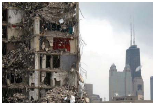 F2 Fotografia de demolição de edifício com vista ao fundo para arranha-céus do centro de Chicago