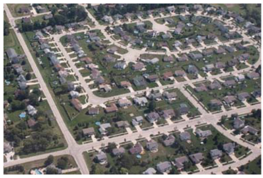 F4 Fotografia aérea de um subúrbio residencial norte-americano com casas padronizadas e ruas arborizadas