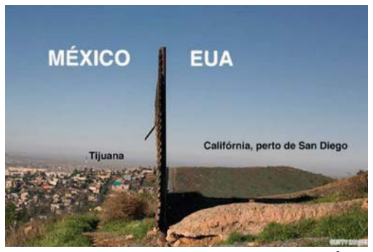 F8 Fotografia da cerca fronteiriça dividindo a área urbana densa de Tijuana no México e colinas desocupadas na Califórnia nos EUA