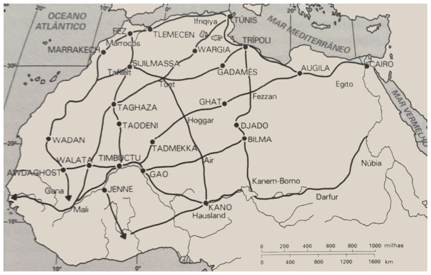 F1 Mapa das rotas de comércio na África do Norte e Ocidental no século XV, mostrando conexões através do deserto do Saara entre cidades do norte mediterrâneo (Marrakech, Fez, Túnis, Trípoli, Cairo) e centros ao sul e oeste (Walata, Timbuctu, Gao, Kano, Jenne).